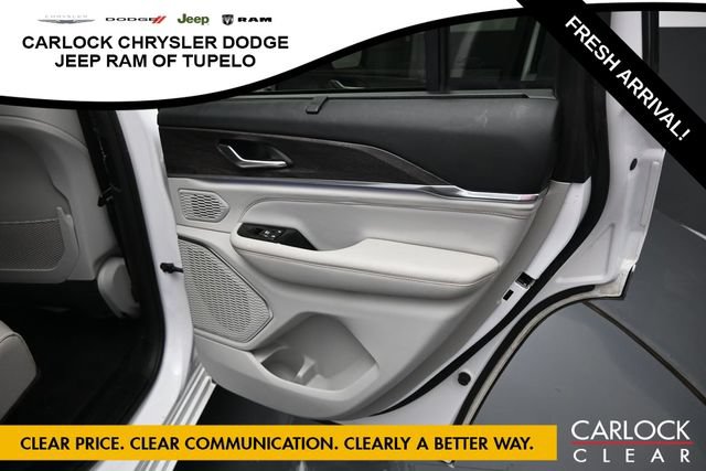 Used 2023 Jeep Grand Cherokee Overland w/ Luxury Tech Group IV AWD/4WD image 32