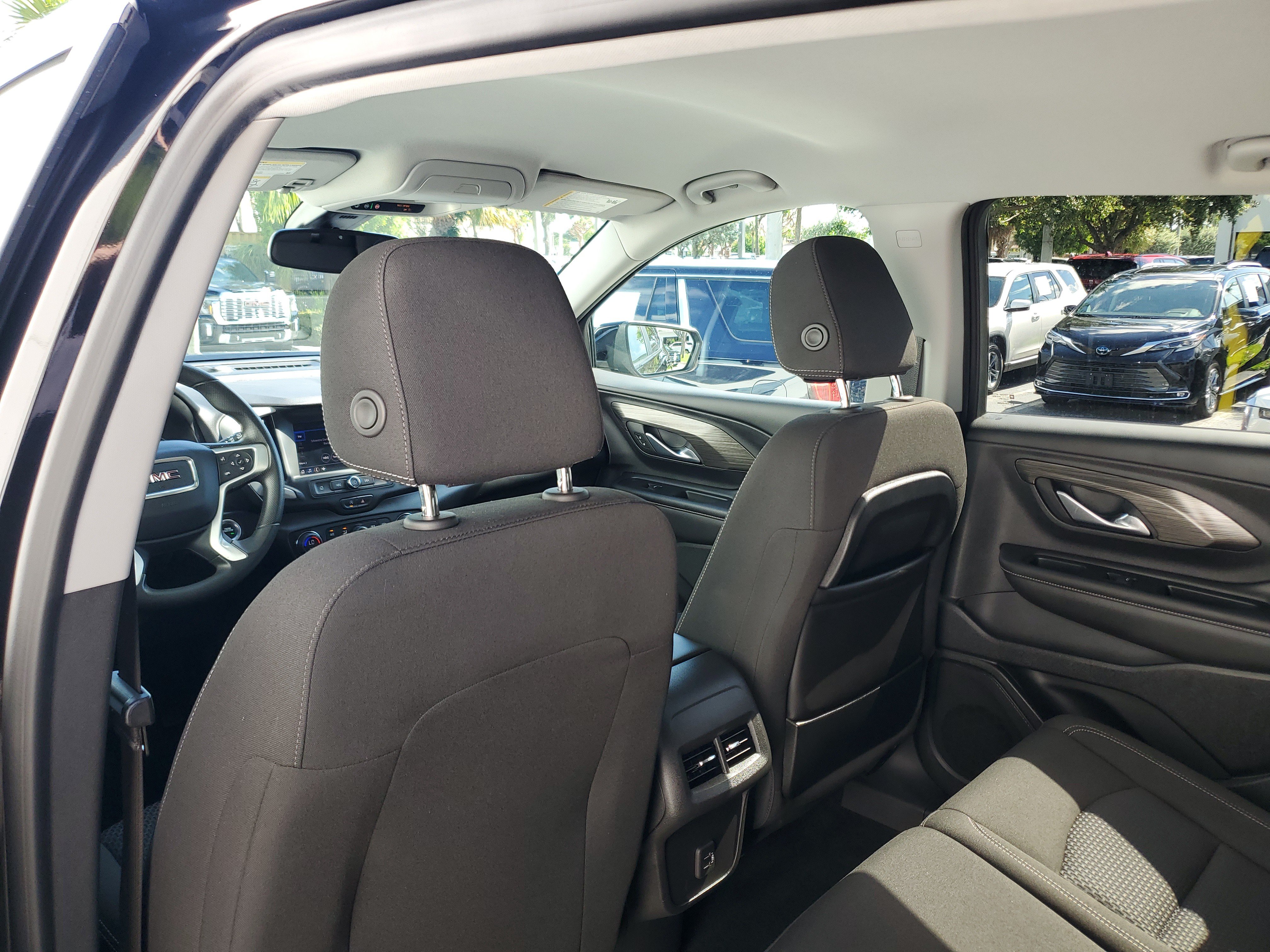 Used 2024 GMC Terrain SLE w/ Driver Convenience Package FWD image 14