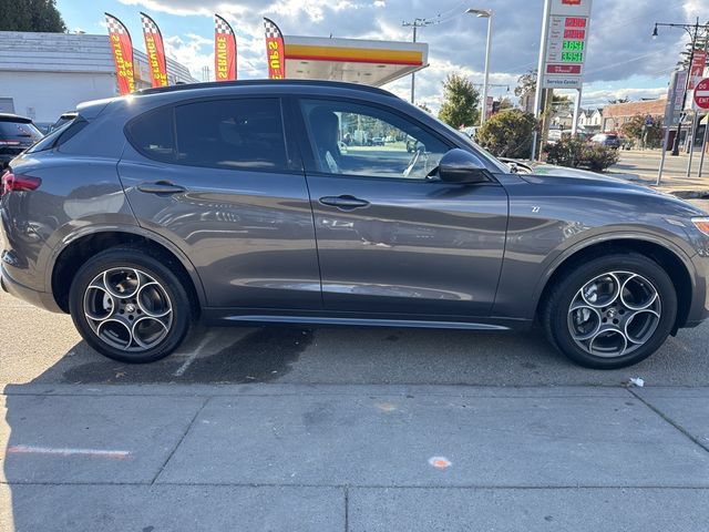 Used 2023 Alfa Romeo Stelvio Ti AWD/4WD image 6
