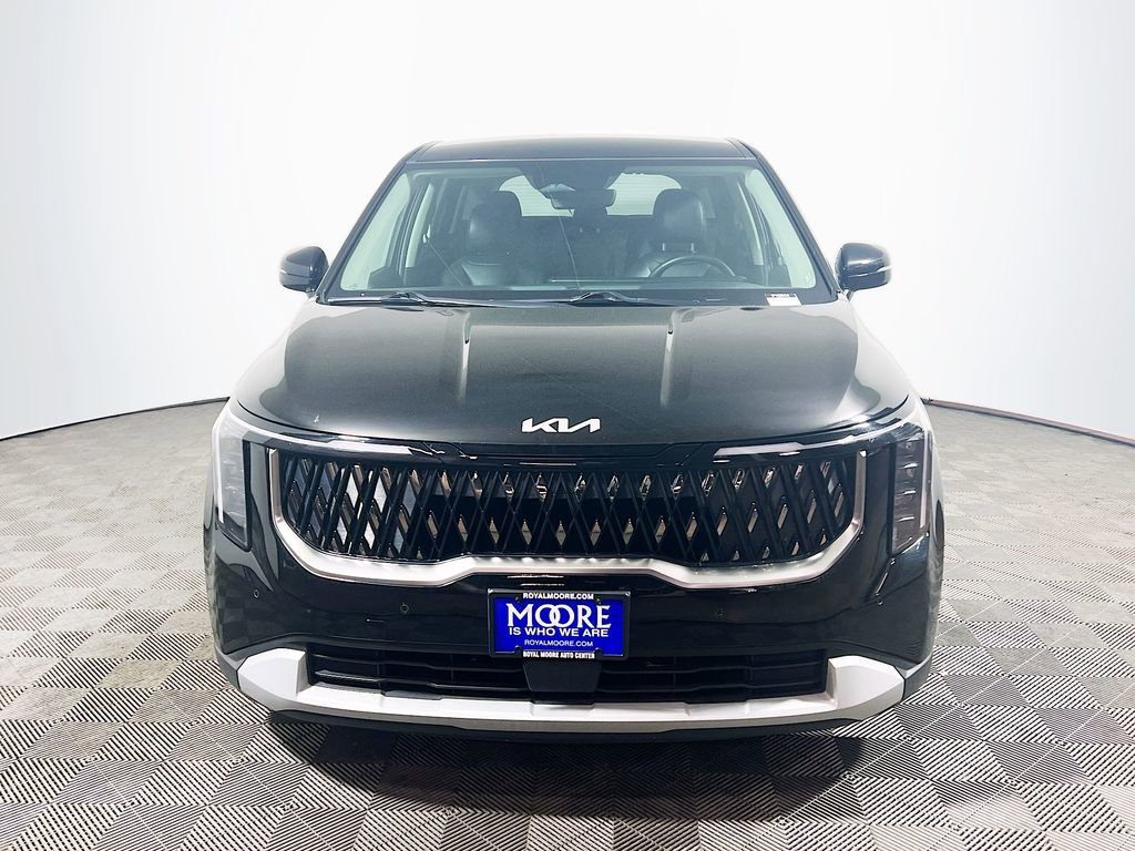 Used 2025 Kia Carnival FWD image 2