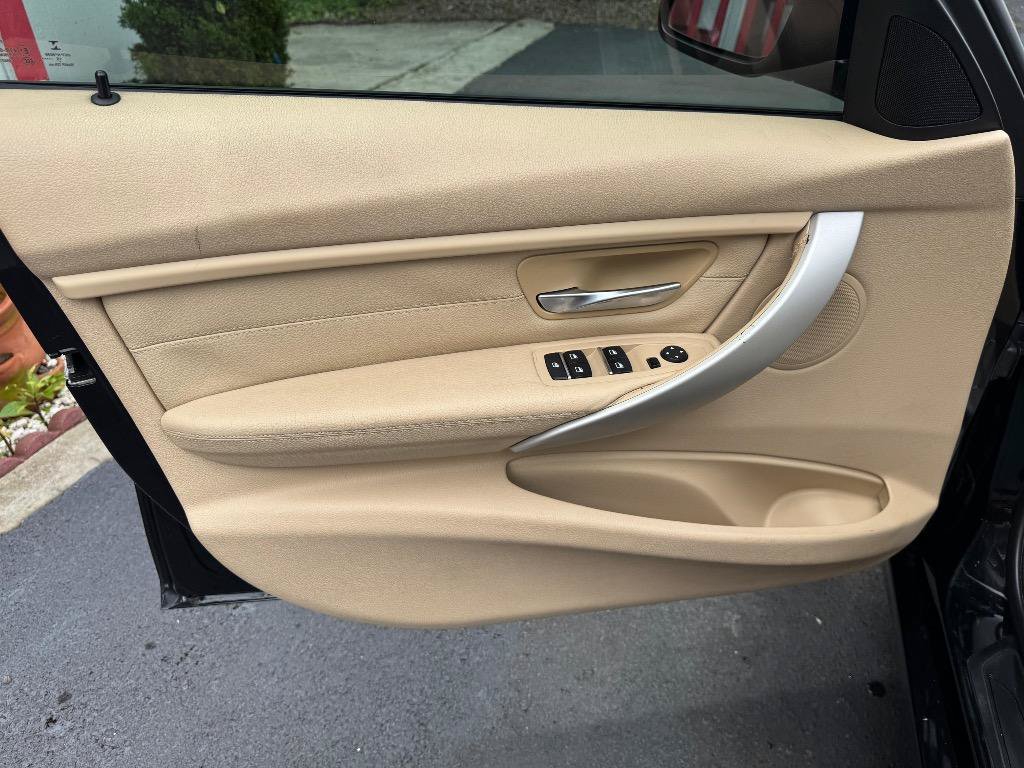 Used 2016 BMW 320i Sedan RWD image 10