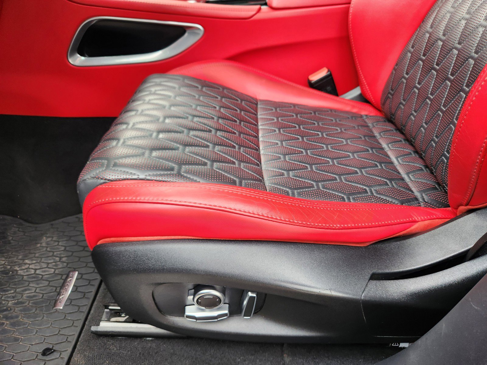 Used 2020 Jaguar F-PACE SVR image 22