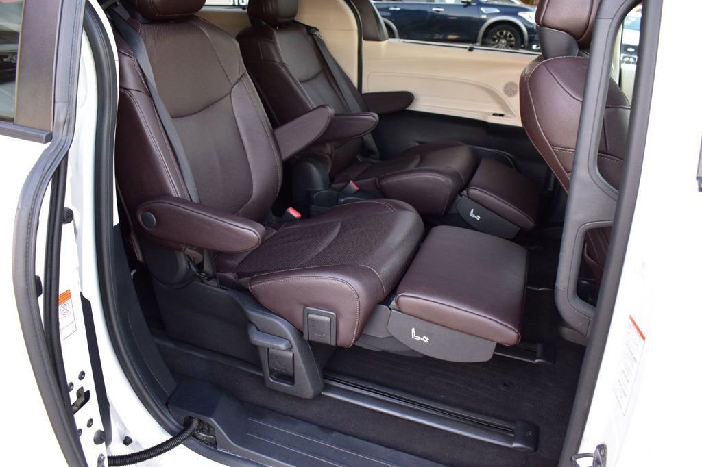 Used 2022 Toyota Sienna Platinum image 21