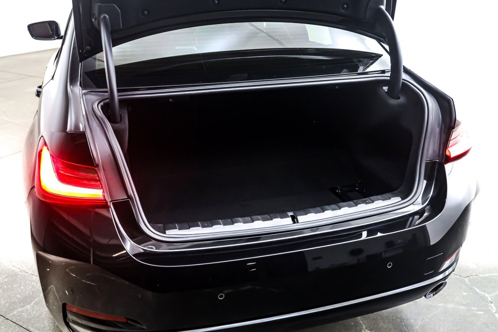 Used 2023 BMW 330e w/ Convenience Package image 24