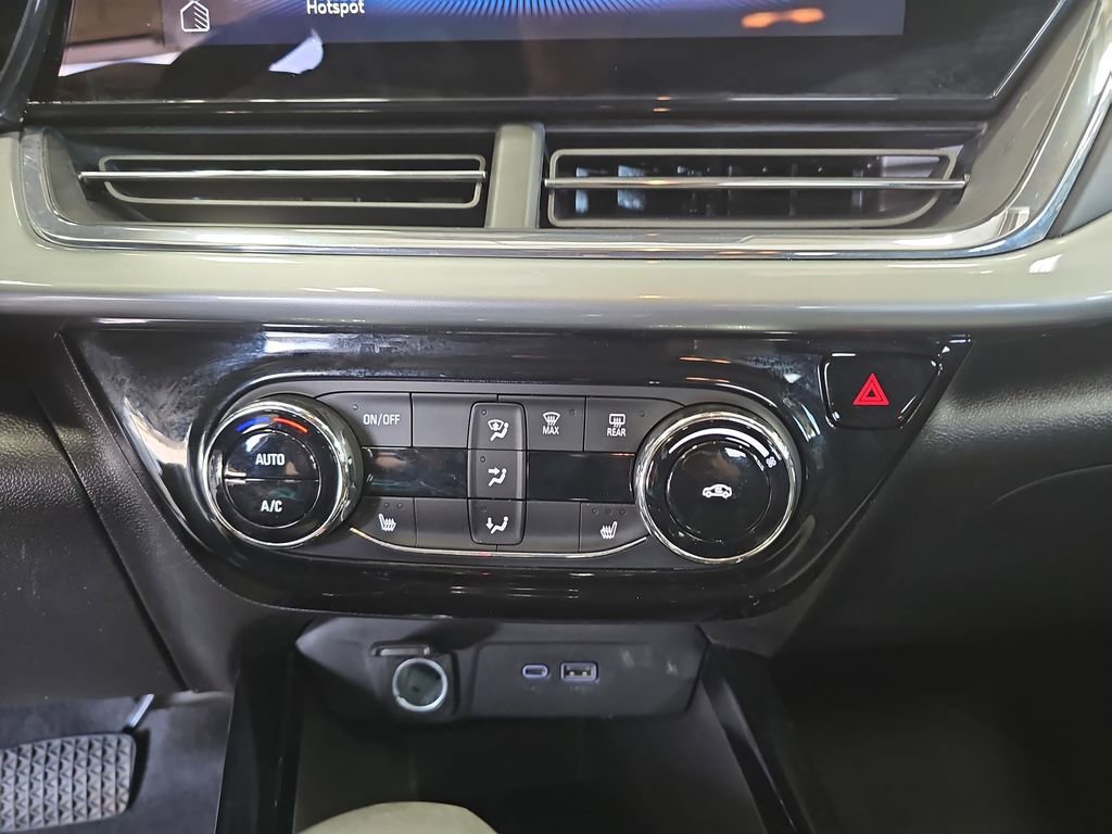 Used 2025 Chevrolet Trax LT w/ LT Convenience Package FWD image 22