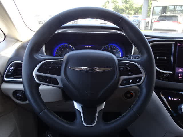 Used 2023 Chrysler Pacifica Touring-L FWD image 23