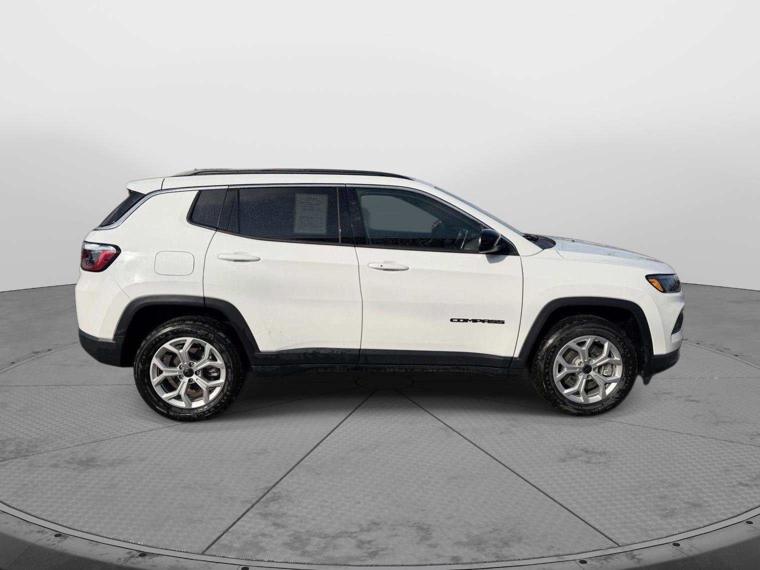 Used 2025 Jeep Compass Latitude image 11