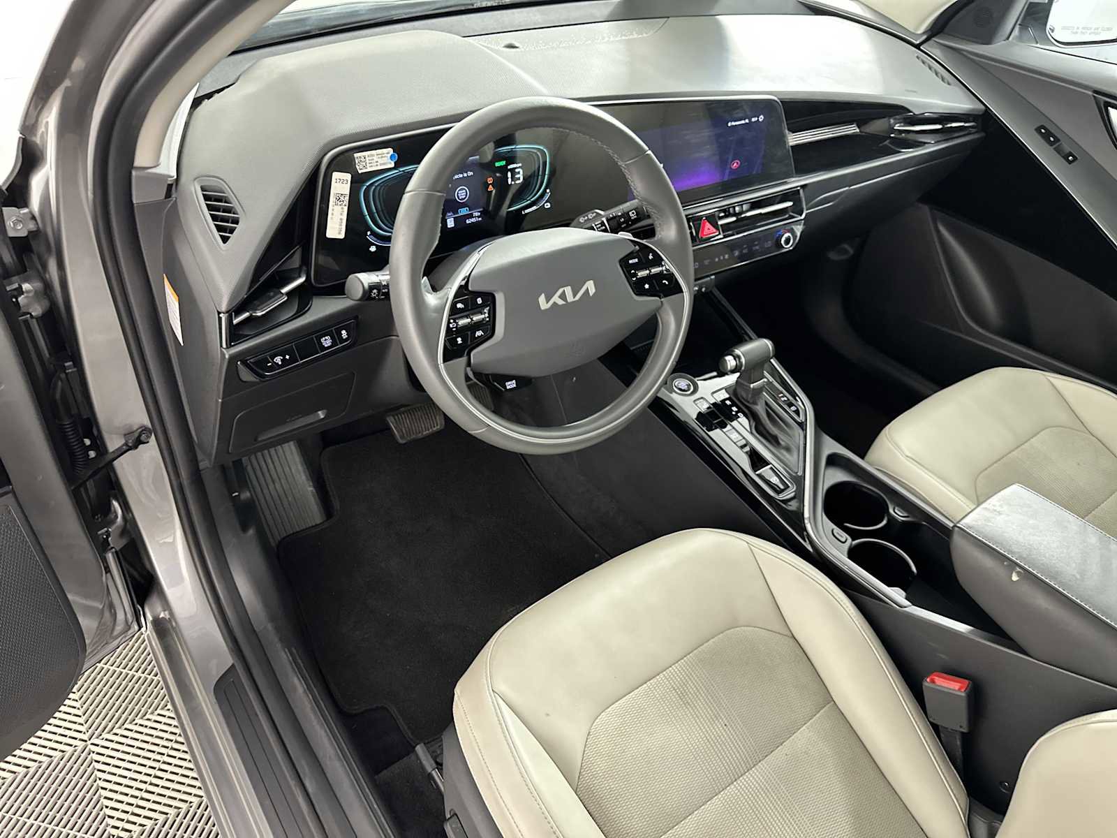 Used 2023 Kia Niro EX FWD image 10