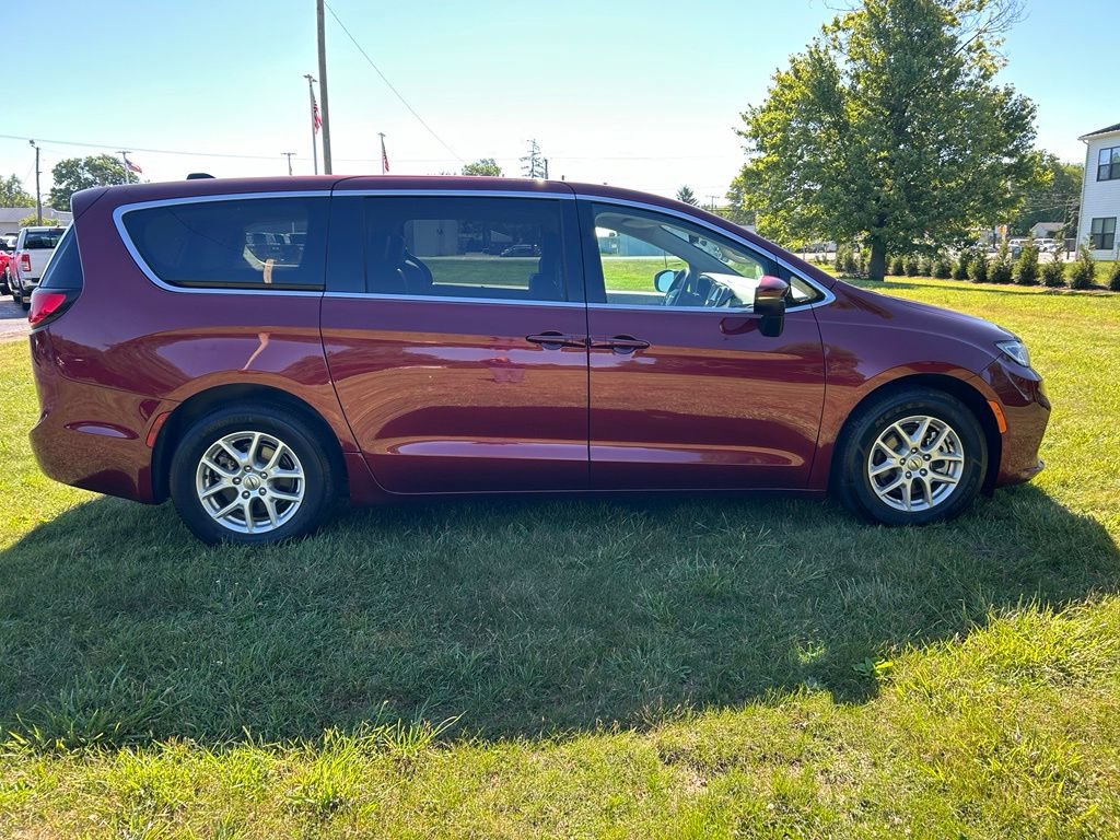 Used 2023 Chrysler Pacifica Touring-L FWD image 2
