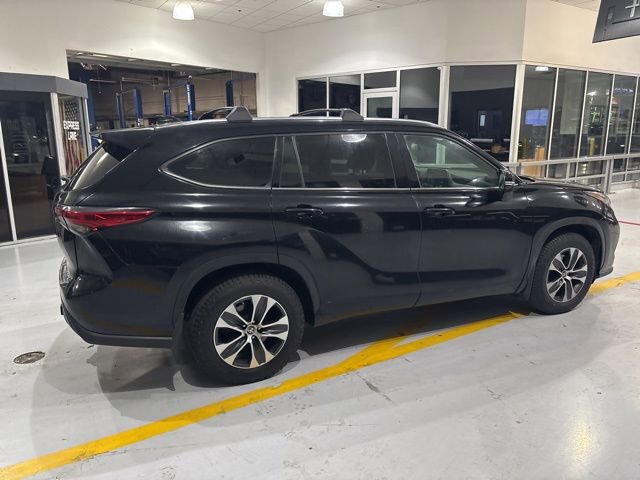 Used 2021 Toyota Highlander XLE AWD/4WD image 8