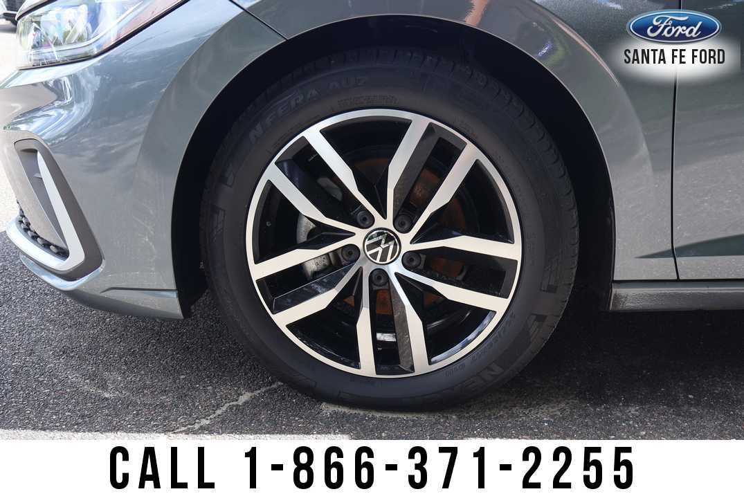 Used 2025 Volkswagen Jetta SE FWD image 6