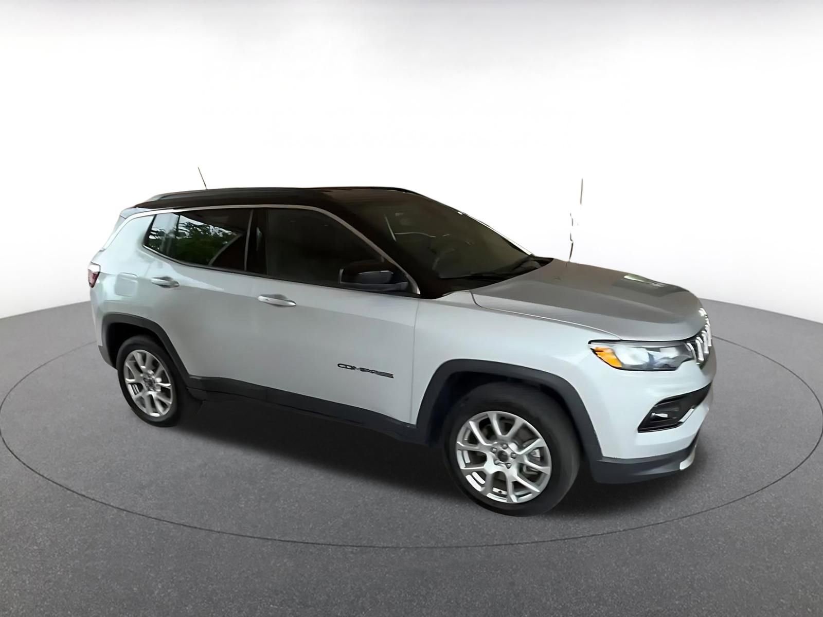 Used 2025 Jeep Compass Limited AWD/4WD image 2