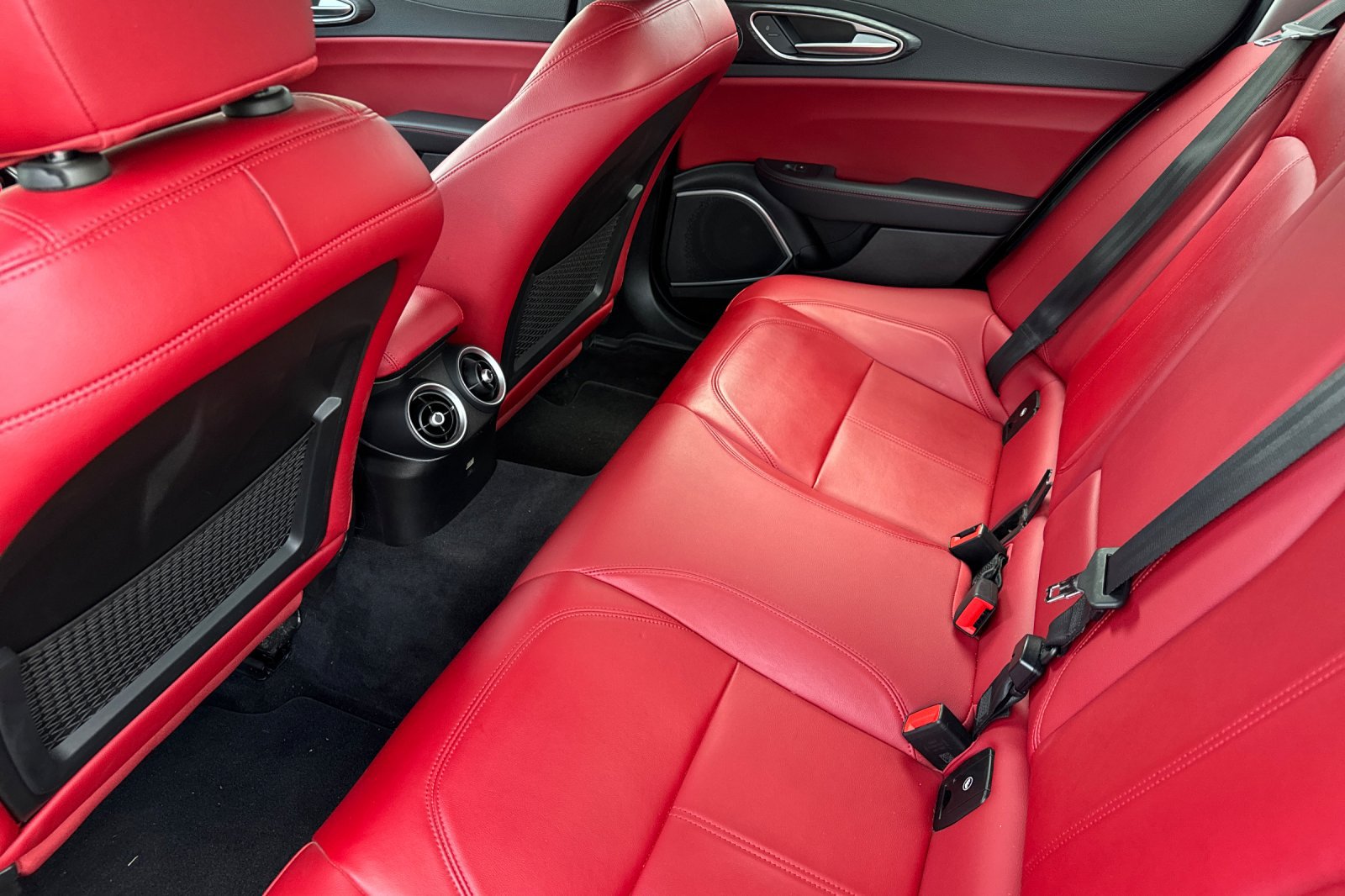Used 2020 Alfa Romeo Giulia RWD image 12