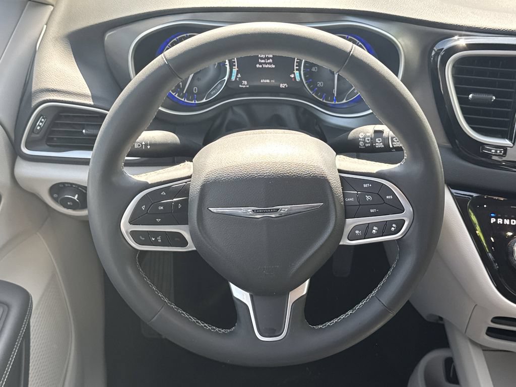 Used 2024 Chrysler Pacifica Touring-L FWD image 22