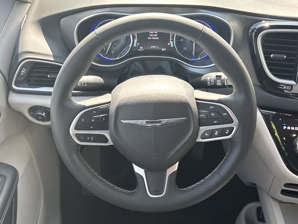 Used 2024 Chrysler Pacifica Touring-L image 22