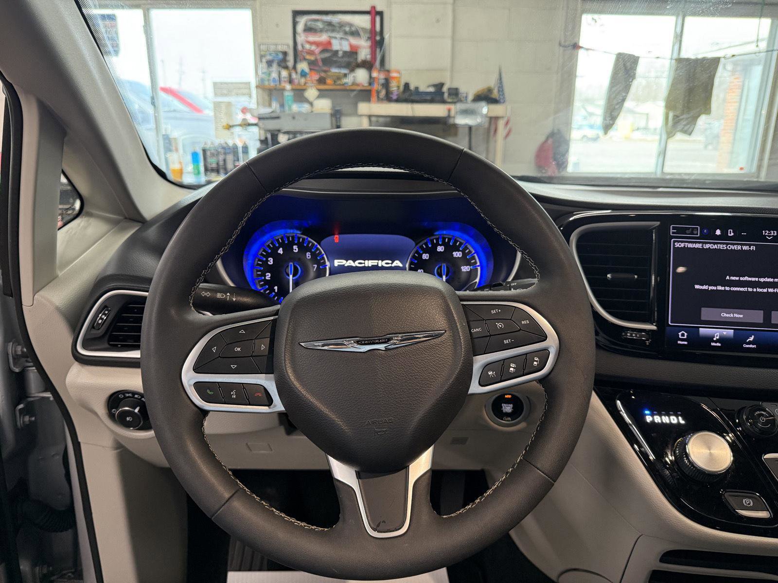 Used 2024 Chrysler Pacifica Touring-L image 11