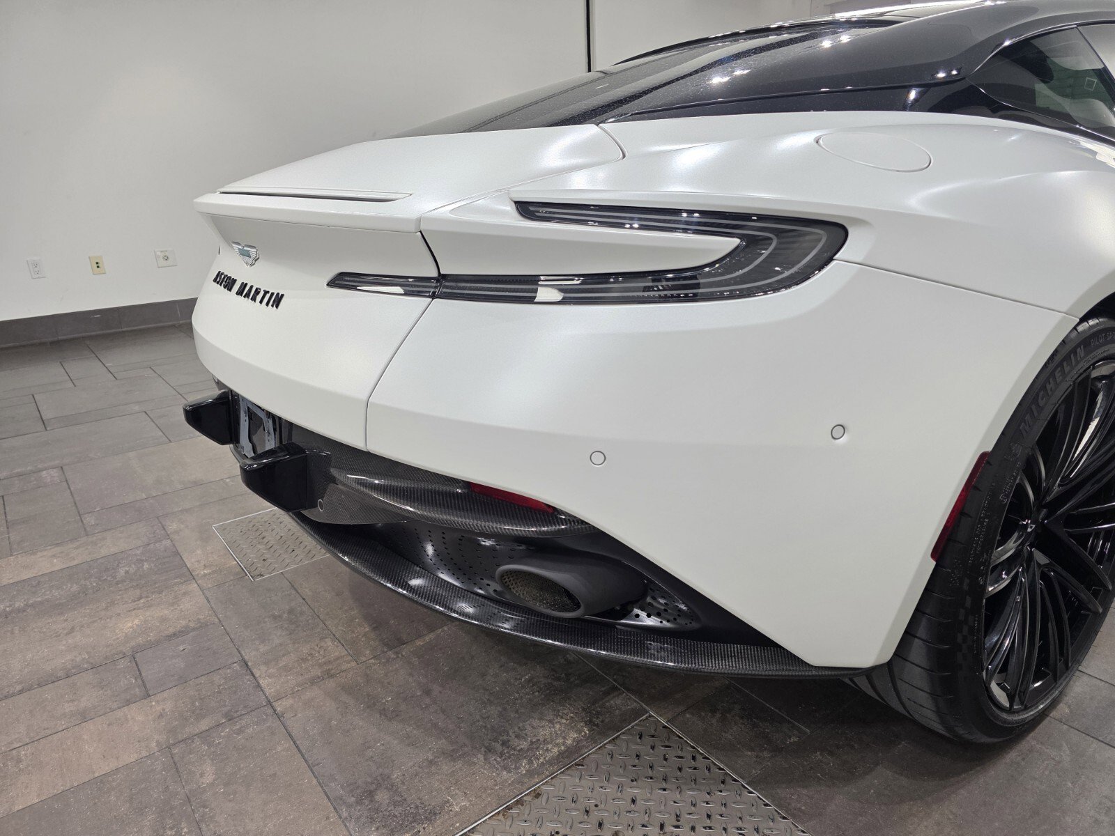 Used 2024 Aston Martin DB12 Coupe RWD image 8