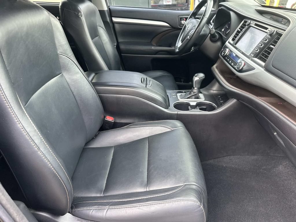 Used 2018 Toyota Highlander XLE AWD/4WD image 5