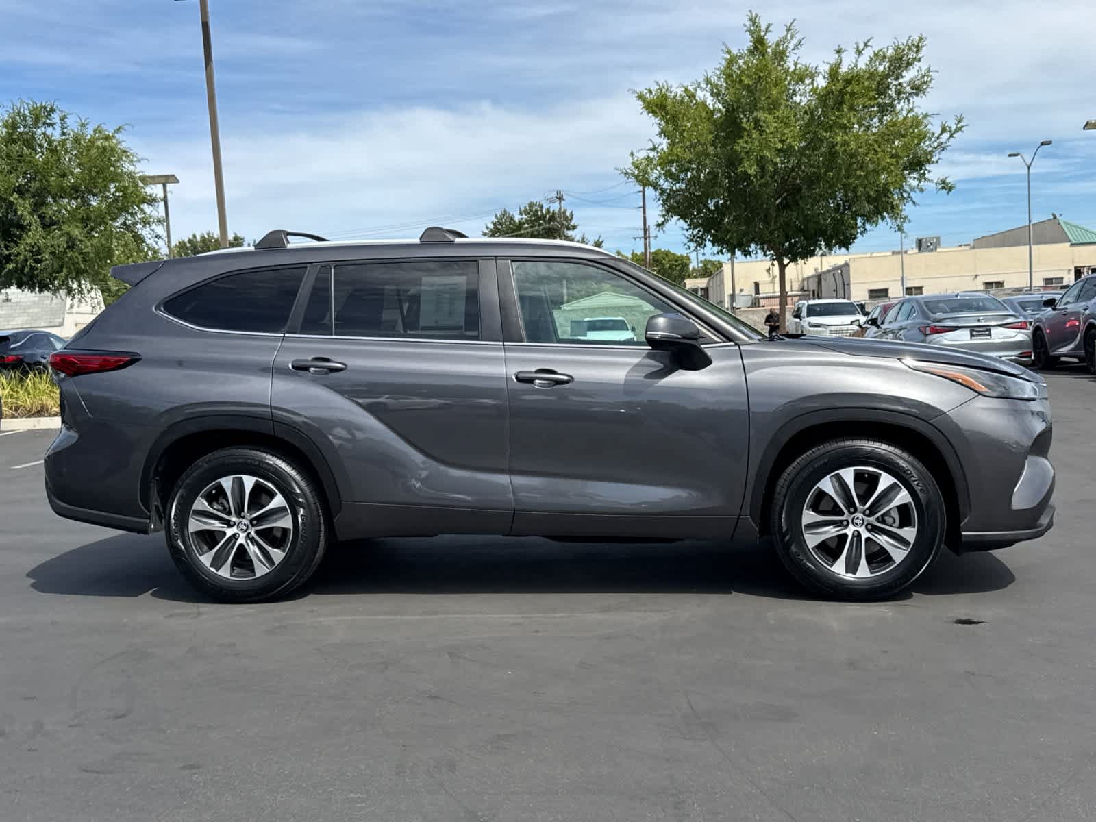 Used 2023 Toyota Highlander XLE FWD image 6