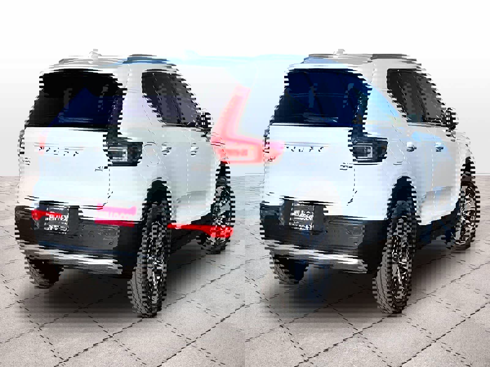 Used 2025 Volvo XC40 B5 Plus image 15