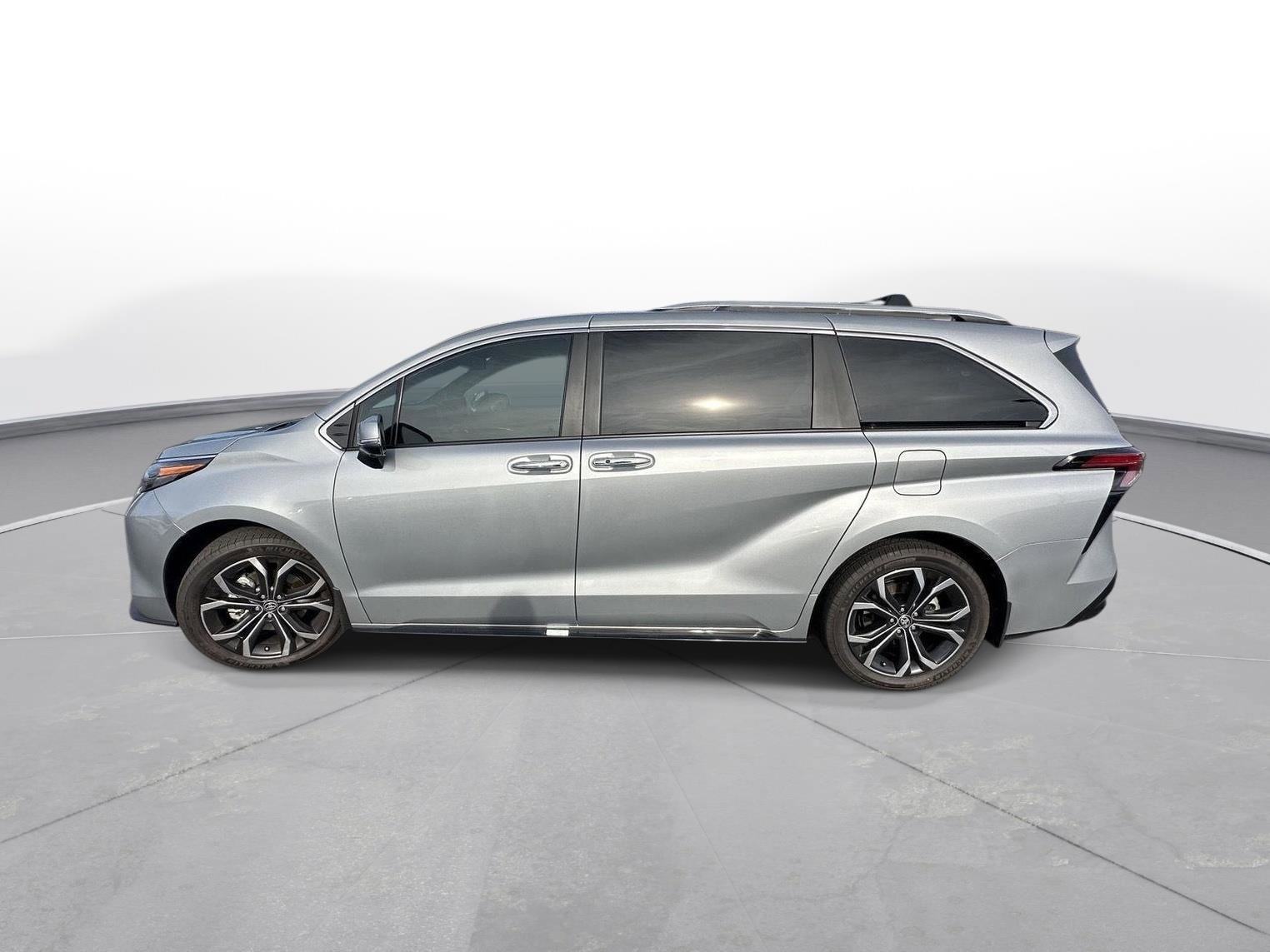 Certified 2025 Toyota Sienna Platinum image 9