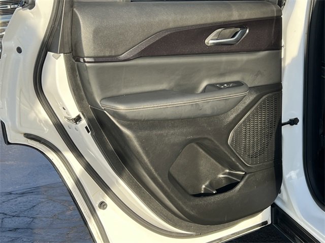 Used 2023 Jeep Grand Cherokee Laredo image 32