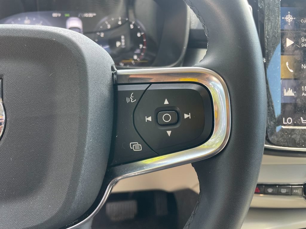 Used 2022 Volvo XC40 T4 Momentum FWD image 17