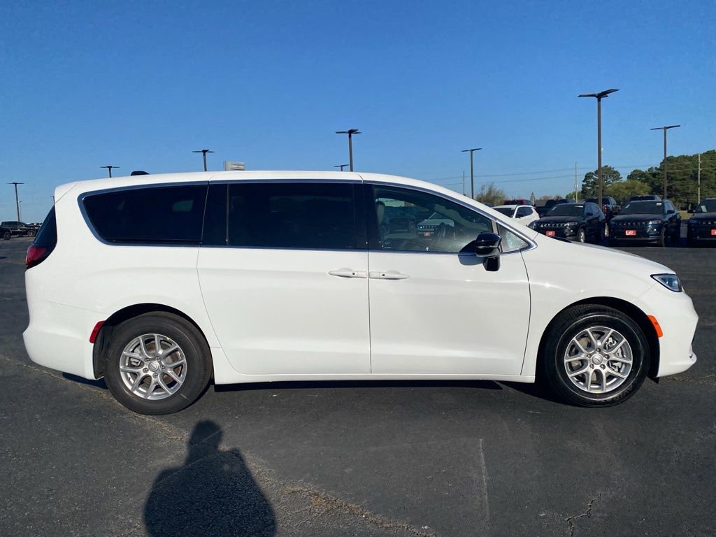 New 2026 Chrysler Pacifica Select image 8