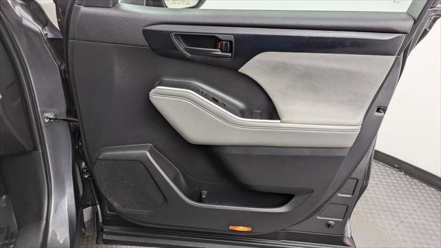 Used 2022 Toyota Highlander L image 22