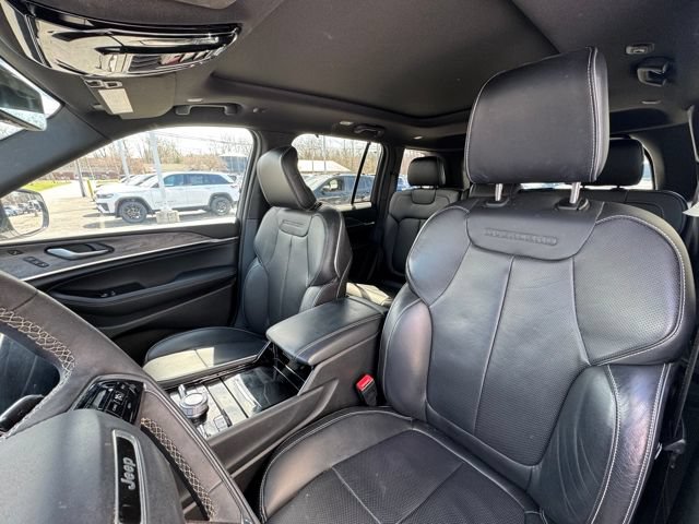 Used 2023 Jeep Grand Cherokee Overland w/ Luxury Tech Group IV AWD/4WD image 38
