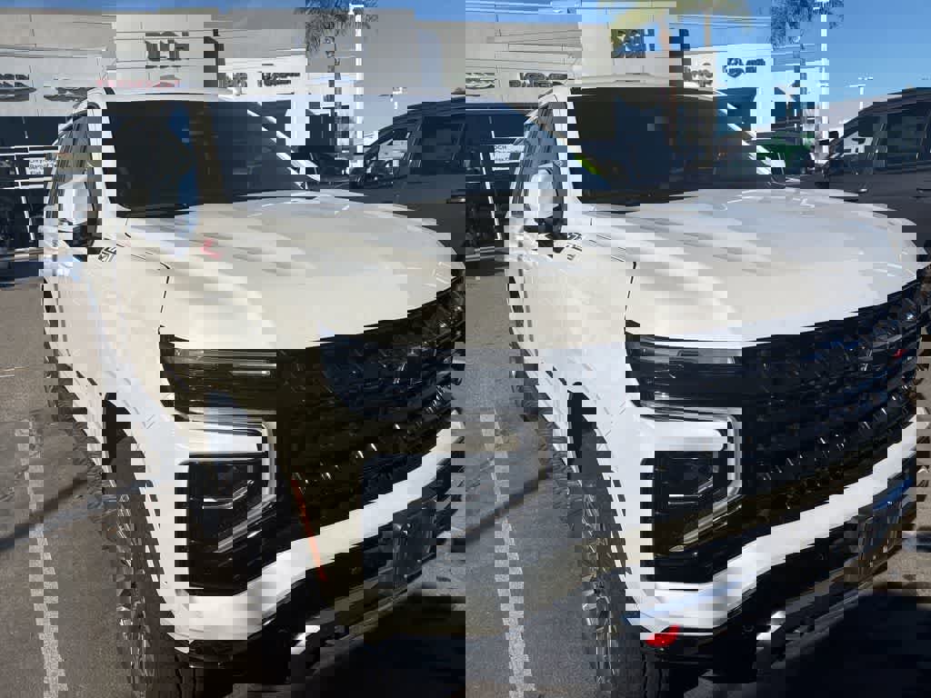 Used 2025 Chevrolet Suburban Z71 image 3