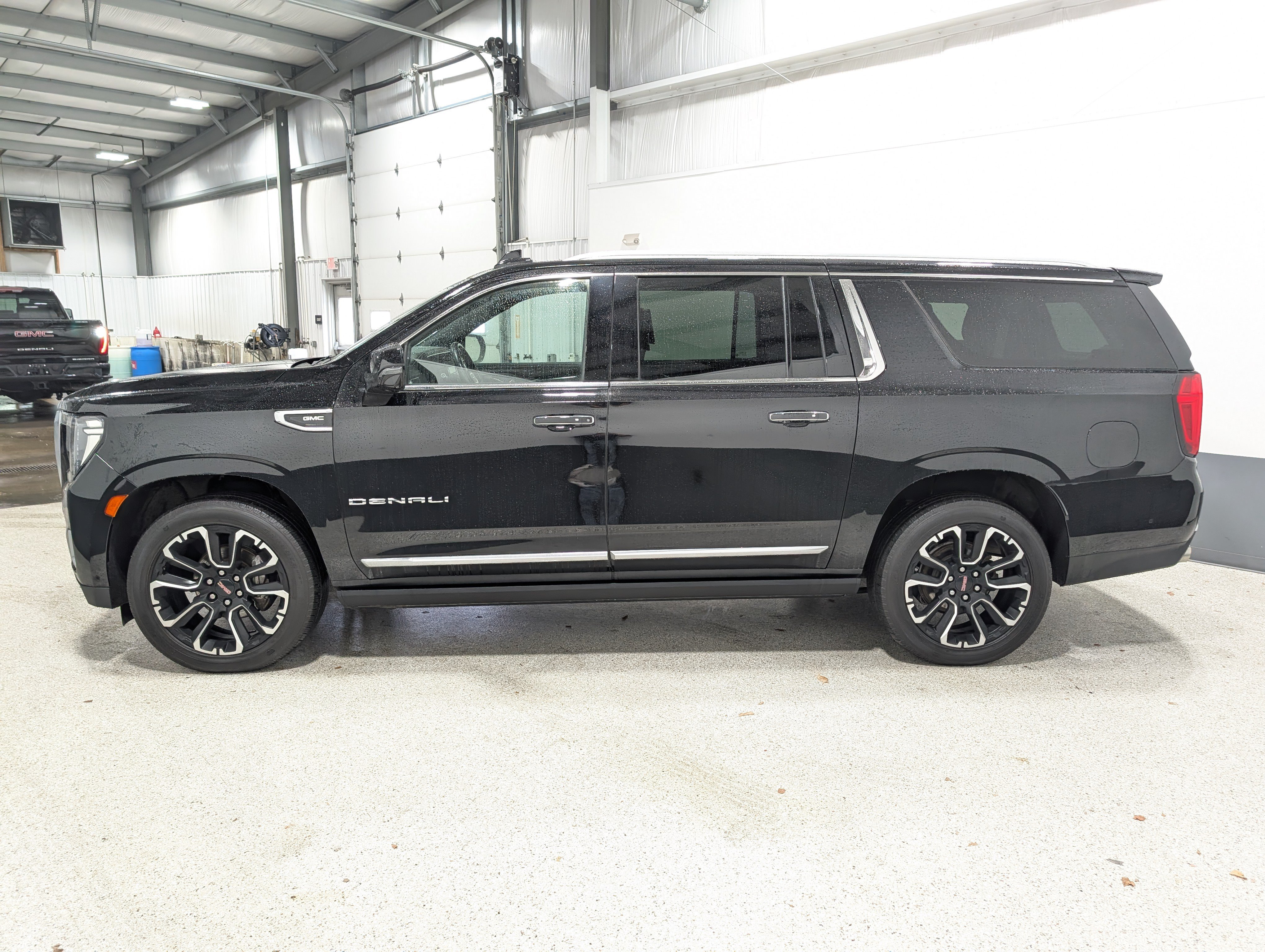 Used 2023 GMC Yukon XL Denali w/ Advanced Technology Package AWD/4WD image 6