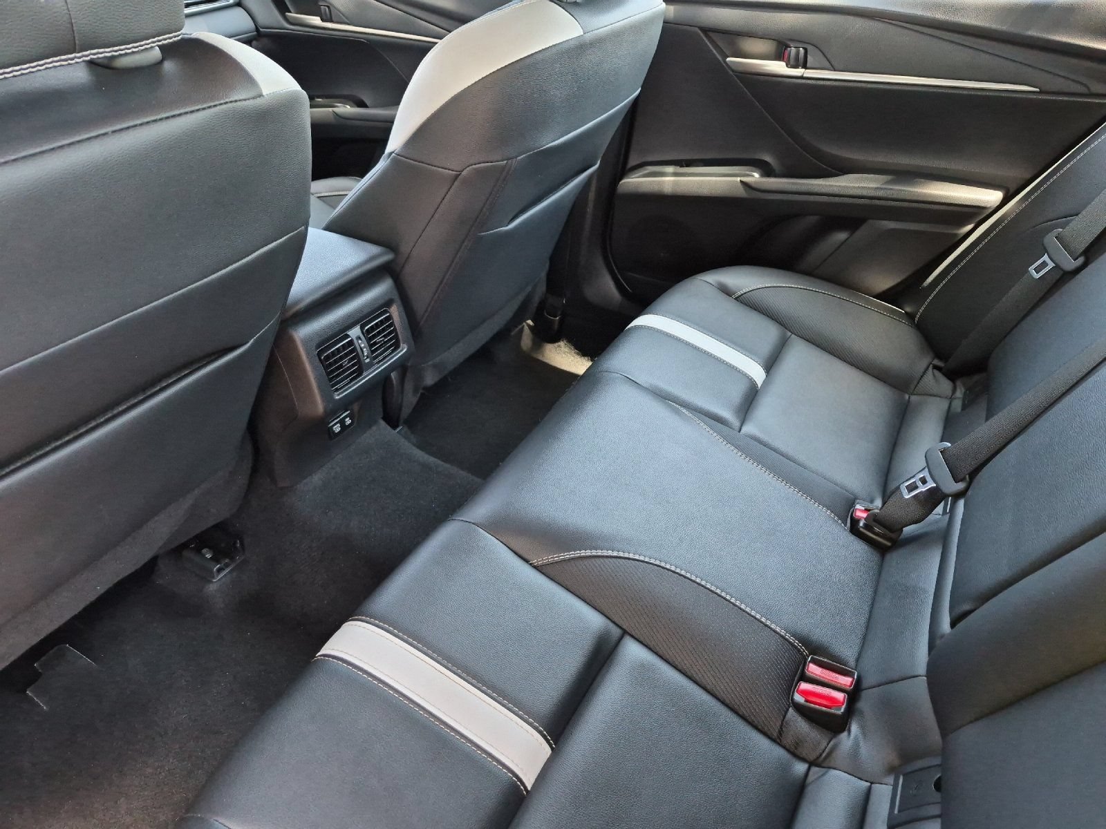 Used 2025 Toyota Camry SE FWD image 11