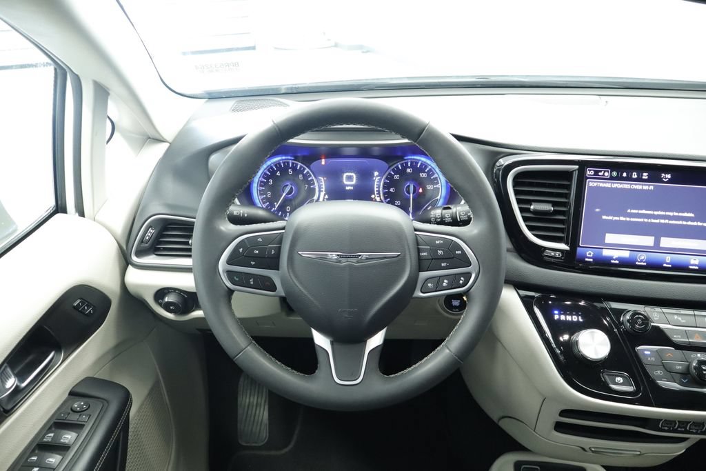 Certified 2023 Chrysler Pacifica Touring-L FWD image 25