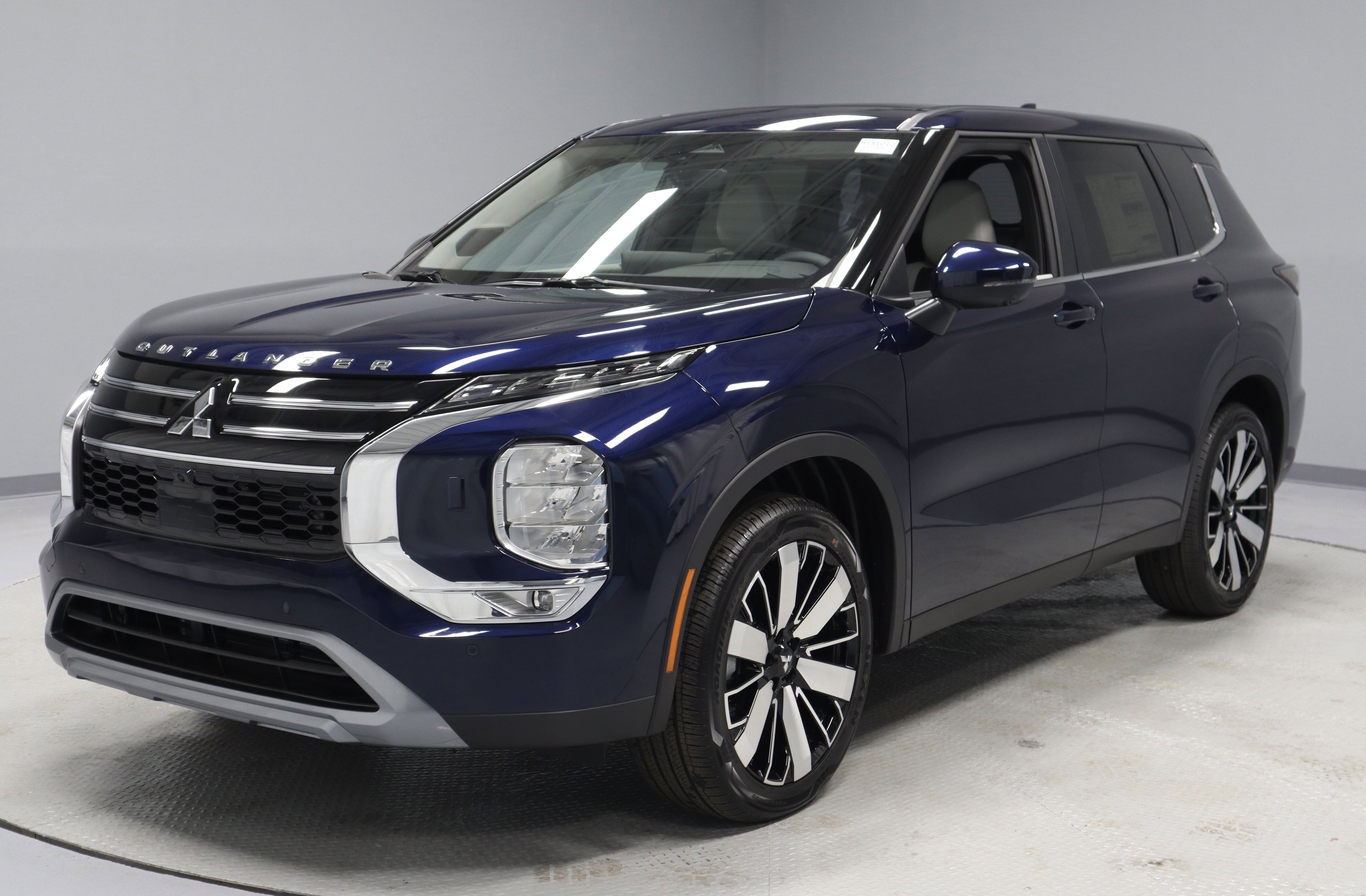 New 2025 Mitsubishi Outlander SE image 4