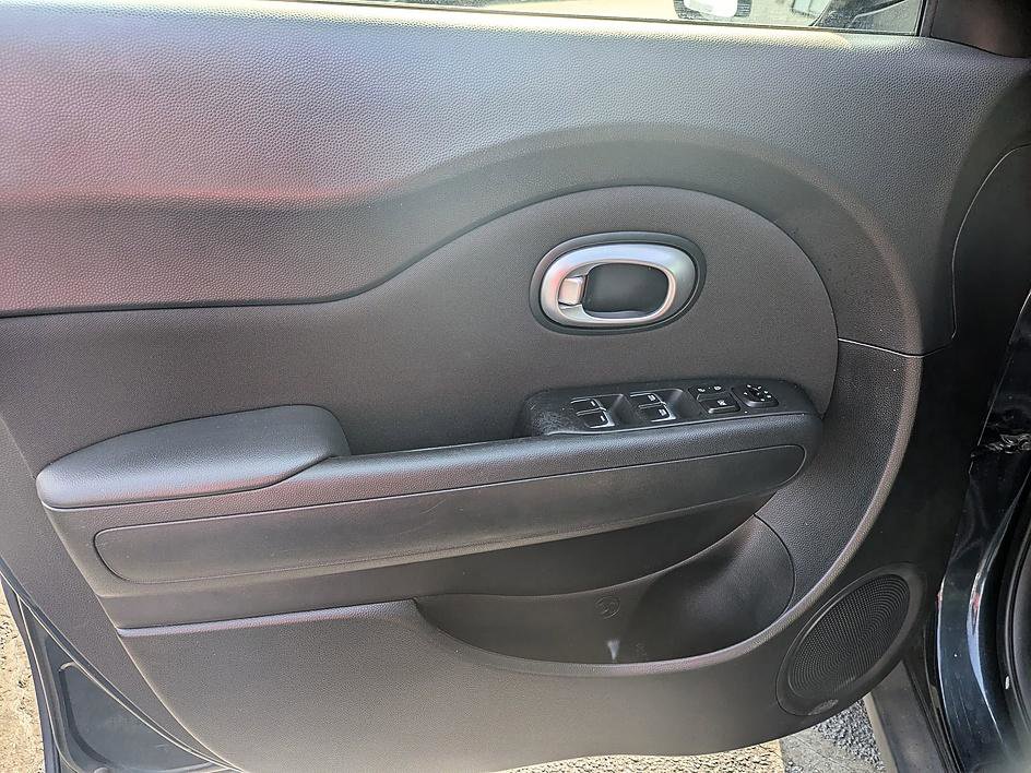 Used 2019 Kia Soul + image 11