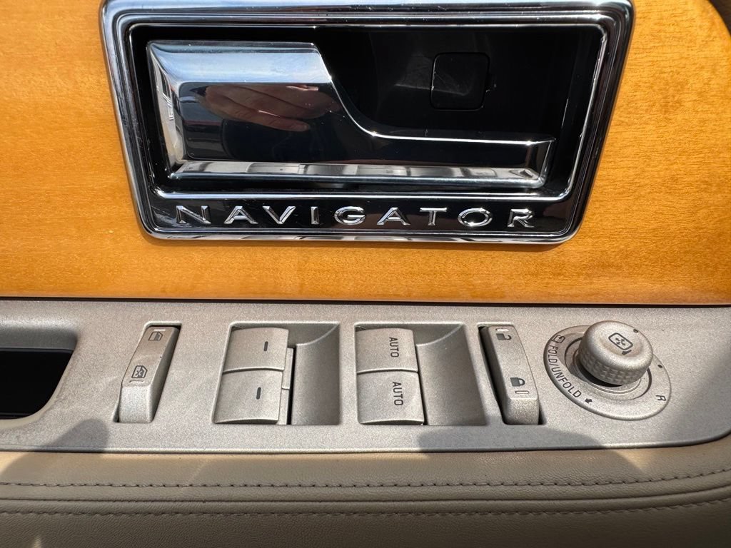 Used 2010 Lincoln Navigator 4WD image 28