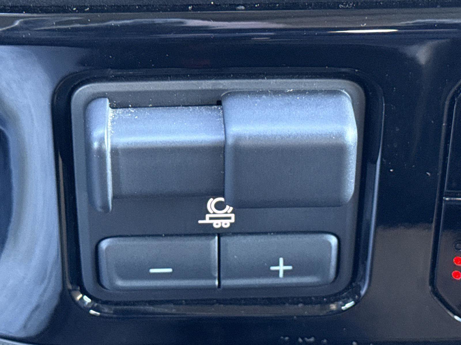 Used 2025 Chevrolet Silverado 1500 LT AWD/4WD image 17