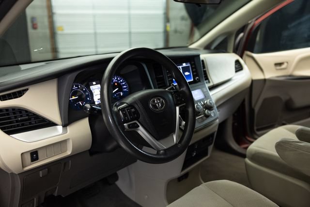 Used 2020 Toyota Sienna L FWD image 12