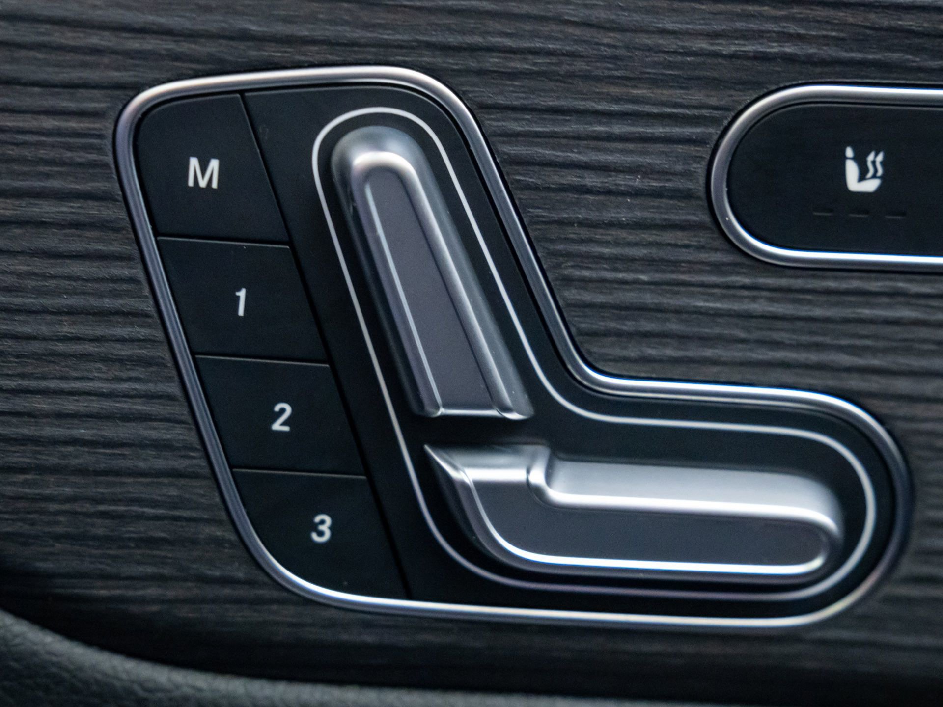 Used 2023 Mercedes-Benz EQB 300 4MATIC w/ Exclusive Package image 30