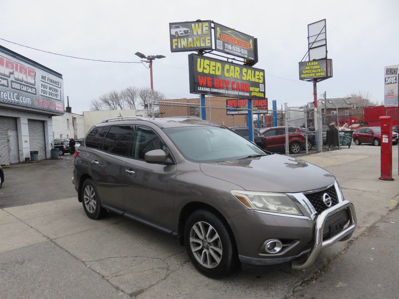 Used 2013 Nissan Pathfinder SV AWD/4WD image 3