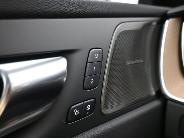 New 2026 Volvo XC60 B5 Plus w/ Protection Package Premier AWD/4WD image 31