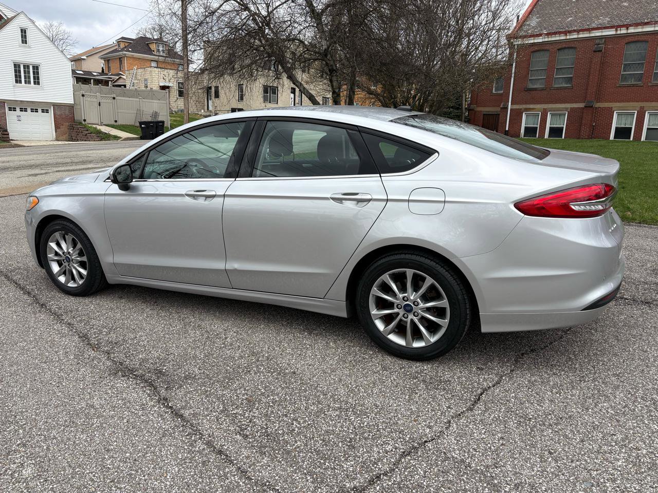 Used 2017 Ford Fusion SE w/ Fusion SE Technology Package image 5