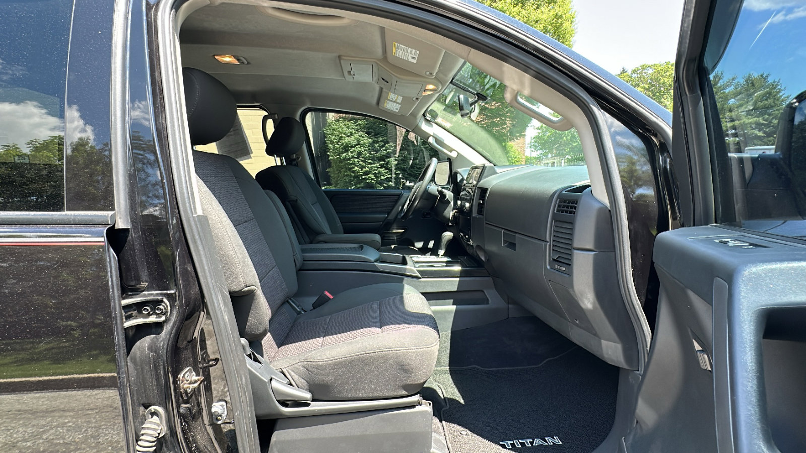 Used 2014 Nissan Titan SV image 25