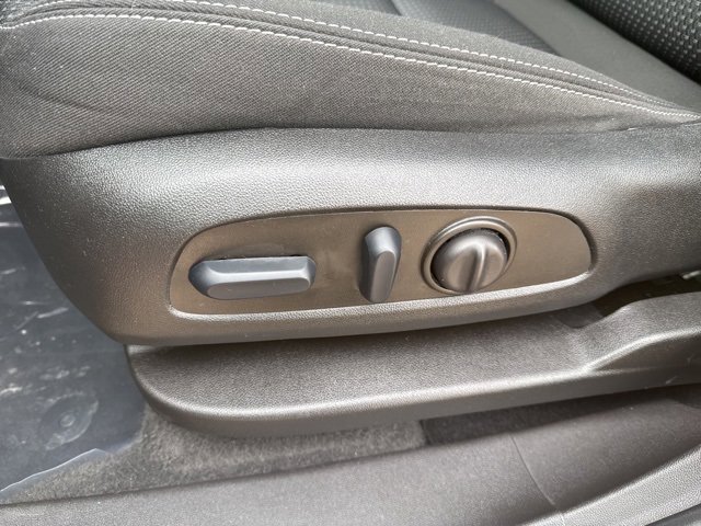 Used 2023 GMC Terrain SLE w/ Driver Convenience Package image 13