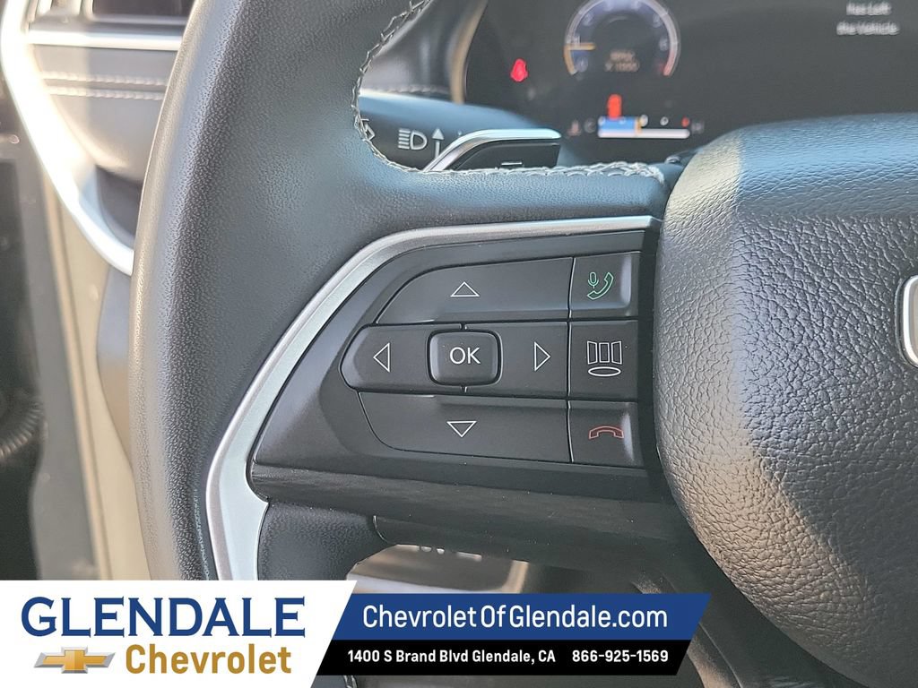 Used 2023 Jeep Grand Cherokee Laredo AWD/4WD image 29