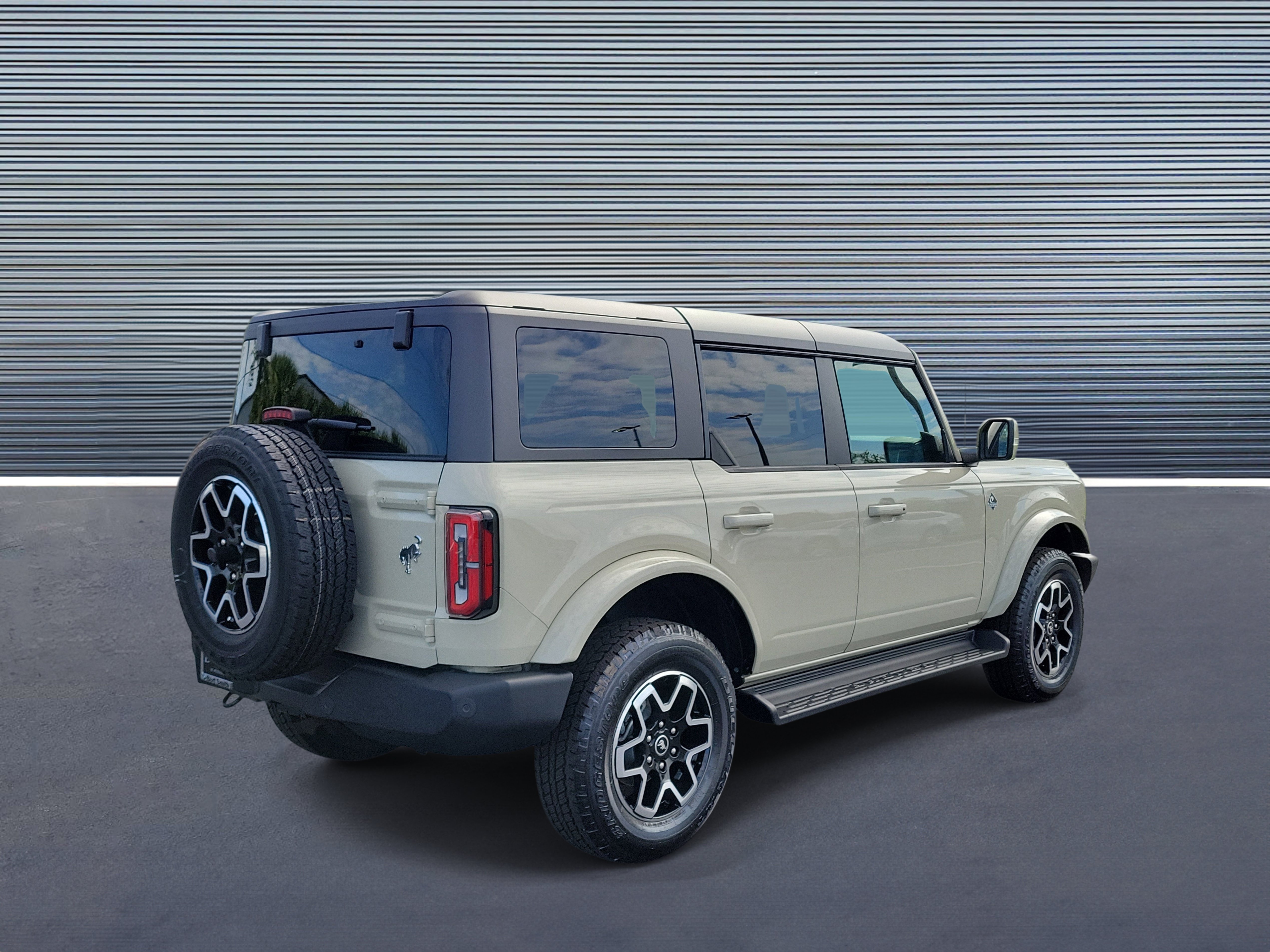 Used 2025 Ford Bronco Outer Banks AWD/4WD image 3