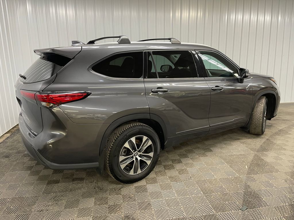 Used 2022 Toyota Highlander XLE image 3
