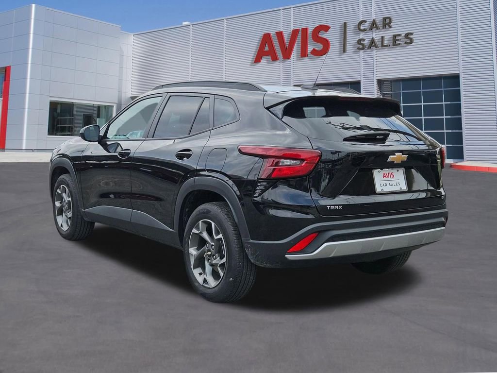 Used 2025 Chevrolet Trax LT w/ LT Convenience Package FWD image 3