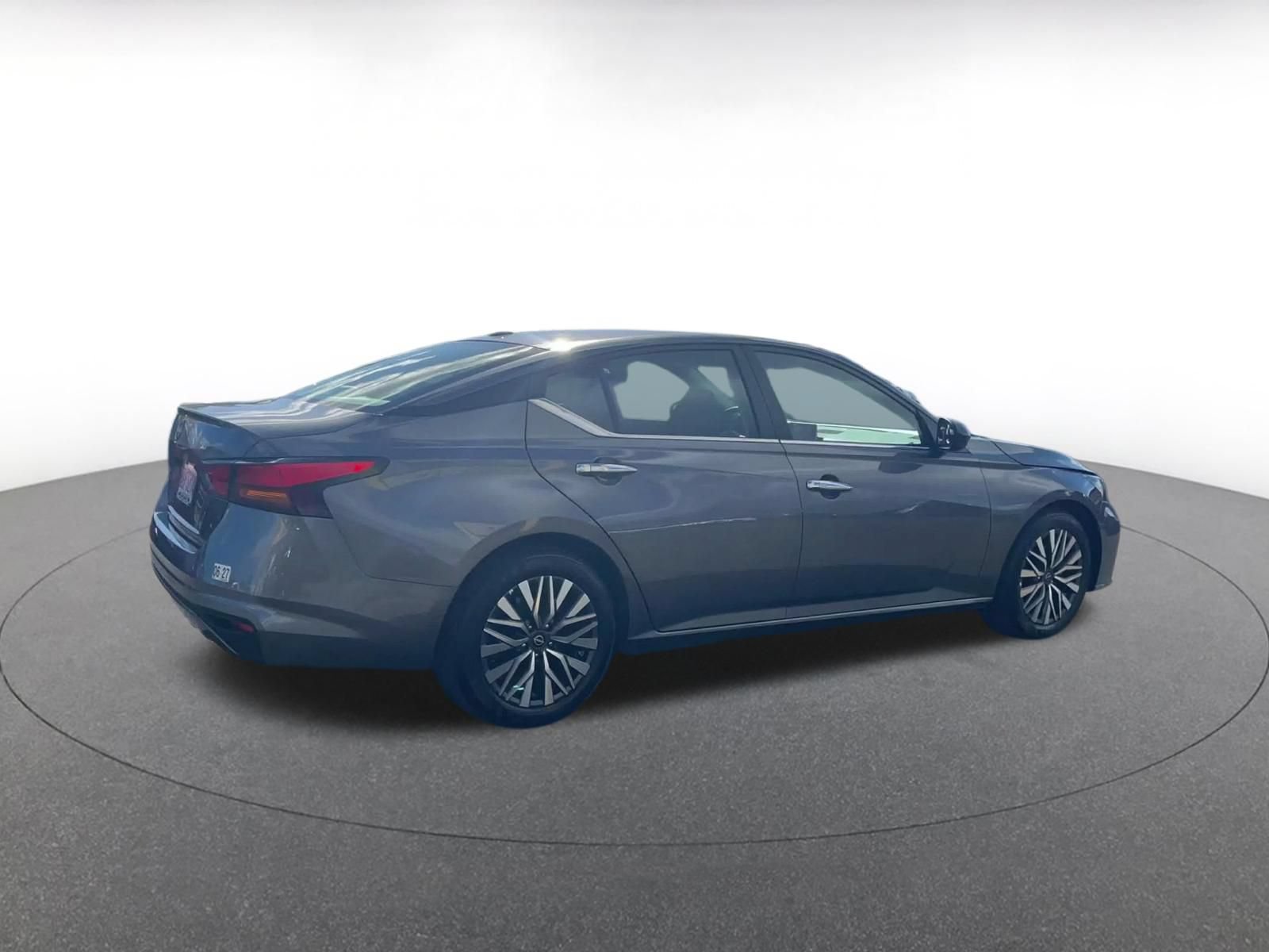 Used 2025 Nissan Altima 2.5 SV FWD image 14